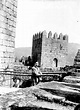 Eduardo Portugal junto à torre prisão do Castelo de Guimarães, 1926 ...