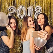 Chicas alegres haciendo un selfie en fiesta de año nuevo | Foto Gratis