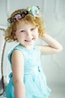 Portrait Von 5 Jahre Alt, Lockig Blond Lächelnd Mädchen In Blauem Kleid ...