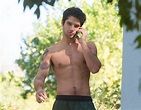 Tyler Posey sin camiseta limpiando su casa | Red17