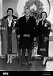 Winston Churchill con su esposa Clementine Churchill y su hija Diana ...