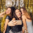 Tres chicas de fiesta haciendo un selfie en celebración de año nuevo ...