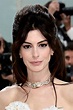 Anne Hathaway llevó un accesorio en el cabello de Versace y el peinado ...