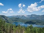 Il Lago Eibsee Della Montagna Nel Tirolo, Germania Immagine Stock ...