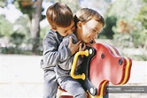 Dos chicos felices jugando en el patio — Sonriendo, juguetón - Stock ...