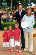 La Infanta Cristina e Iñaki Urdangarin con sus hijos en la presentación ...
