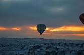 Capadocia, Turquía, 2021: globos aerostáticos sobrevolando Capadocia ...