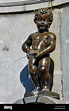 La estatua Manneken Pis, la estatua de un niño orinando en una fuente ...