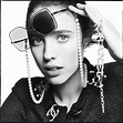 Chanel reúne celebridades para campanha de óculos do verão 2020