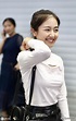 李蘭迪現身北京機場，她身穿白T恤黑皮裙，笑靨如花親和力十足 - 每日頭條