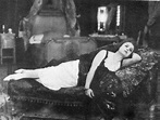 Actriz Emma Padilla en La luz, tríptico de la vida moderna (1917) de J ...