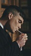 Peaky Blinders | Thomas Shelby | Filmes de mafia, Fotografia do fumaça ...