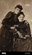 La actriz Louisa Lane Drew poses con su hija Georgie Drew Barrymore, c ...