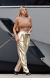 Sofia Richie in golden trousers | Sofia richie, Casual chic outfit ...