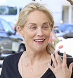 EGO - Aos 55 anos, Sharon Stone passeia sem maquiagem e sutiã ...
