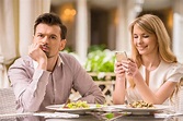 Hábitos en la mesa que molestan a los demás comensales - Cocina y Vino