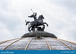 Monumento a San Jorge En La Plaza Manege En Moscú, Rusia Fotografía ...