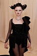 Maisie Williams en la gala Met: sin cejas, con moño ‘lazo’ y volantes ...