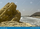 Roca Amarilla Frente Al Cielo Y El Mar Foto de archivo - Imagen de isla ...