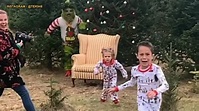 Grinch scares children taking Christmas photos in hilarious video ...