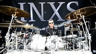 Nace en 1961 Jon Farriss, baterista de INXS.