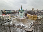 Iglesia de San Andrés en Kiev en tiempo nevado. Vista aérea del dron. 2023
