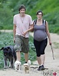 Milla Jovovich disfruta de un relajado paseo con su marido y sus perros ...