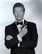 Sir Roger Moore, quien interpretó a James Bond en siete ocasiones ...