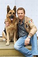 Kaspar Capparoni un sein Hund „Rex” Tobias Moretti, German Shepherd ...