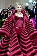 Met Gala 2022: Gigi Hadid beeindruckt in einem roten Versace-Look ...