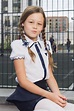 Schattig elementaire schoolmeisje in uniform op Speeltuin — Stockfoto ...