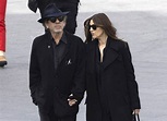 Namorando, Tim Burton e Monica Bellucci passeiam de mãos dadas em Madri
