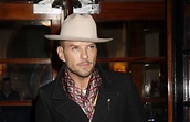 Matt Goss falls of stage at Bros concert - Entertainment Daily