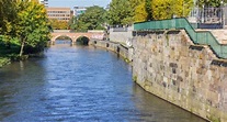 Der Leine-Fluss in Hannover am Abend Redaktionelles Stockfotografie ...