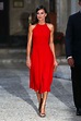 La reina Letizia apuesta por un vestido rojo de escote halter en La ...