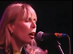 Joni Mitchell sings Pink Floyd’s ‘Goodbye Blue Sky’ live from Berlin ...