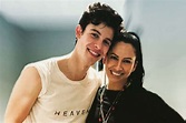 Shawn Mendes está se divertindo com a namorada de 51 anos