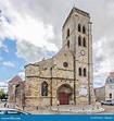 Vista a La Iglesia De Santa Croix En Las Calles De Gannat En Francia ...