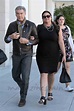Pierce Brosnan y su esposa, Keely Shaye Smith, disfrutan de un ...