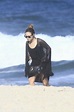 Com biquíni tomara que caia, Demi Lovato curte praia e toma 'caldo' no ...