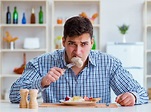 Hombre Comiendo Comida De Mal Gusto En Casa Para El Almuerzo Imagen de ...