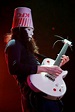 •Buckethead: guitarrista explica por que usa máscara e balde na cabeça ...