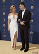 Scarlett Johansson y su pareja Colin Jost en la alfombra roja de los ...