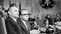 Der SPIEGEL vor 50 Jahren: Erich Honeckers gestiefelte Grenzer und ein ...