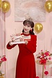 組圖：趙雅芝曬照慶祝70歲生日 穿紅色長裙戴皇冠狀態驚豔 - 新浪香港