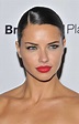 Adriana Lima cumple 36 años y te mostramos sus looks más espectaculares