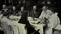 Sofía Behrs junto a su marido Tolstói, presidiendo la mesa. | Leon ...