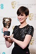 Anne Hathaway ganadora del premio a la mejor actriz secundaria en los ...