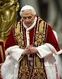 Papst-Rücktritt: Foto zeigt Benedikt XVI. am Grab von Coelestin V. | Welt
