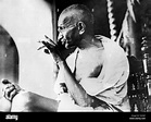 Mahatma Gandhi habla con sus seguidores antes de la Conferencia de Mesa ...